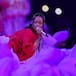 Cosas que no viste del show de Rihanna: Una intérprete de signos estelar y un montaje de escenario brutal