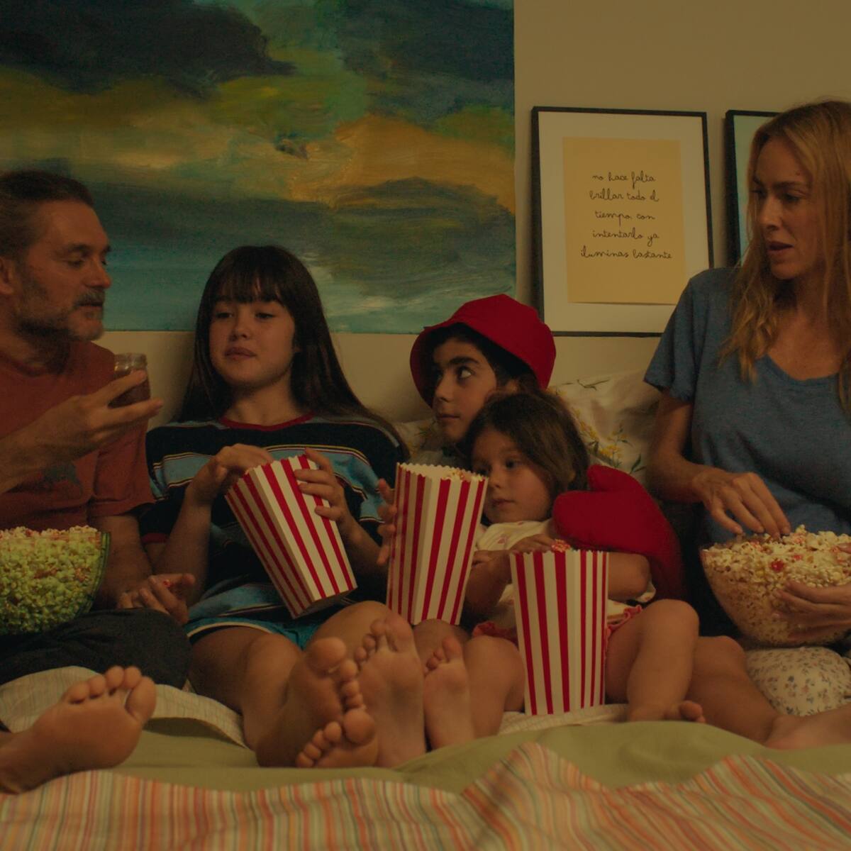 5 Razones para ver 'Tres de más', la comedia familiar del verano con Kira Miró y Salva Reina