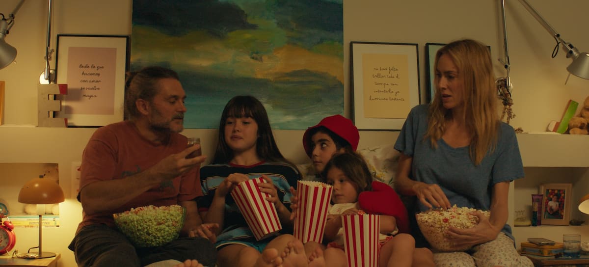 La familia de '3 de más'. / Warner España