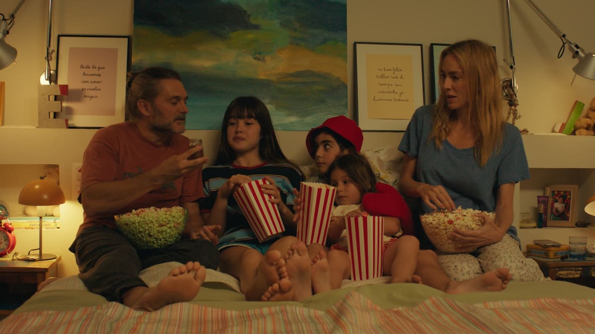 5 Razones para ver 'Tres de más', la comedia familiar del verano con Kira Miró y Salva Reina