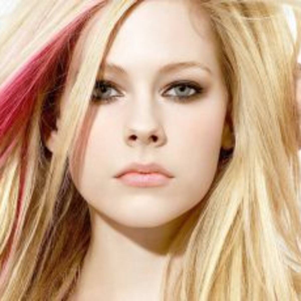 Avril Lavigne se quiebra hablando de su enfermedad
