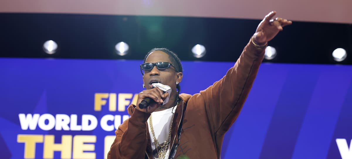 Travis Scott durante el evento de la FIFA.