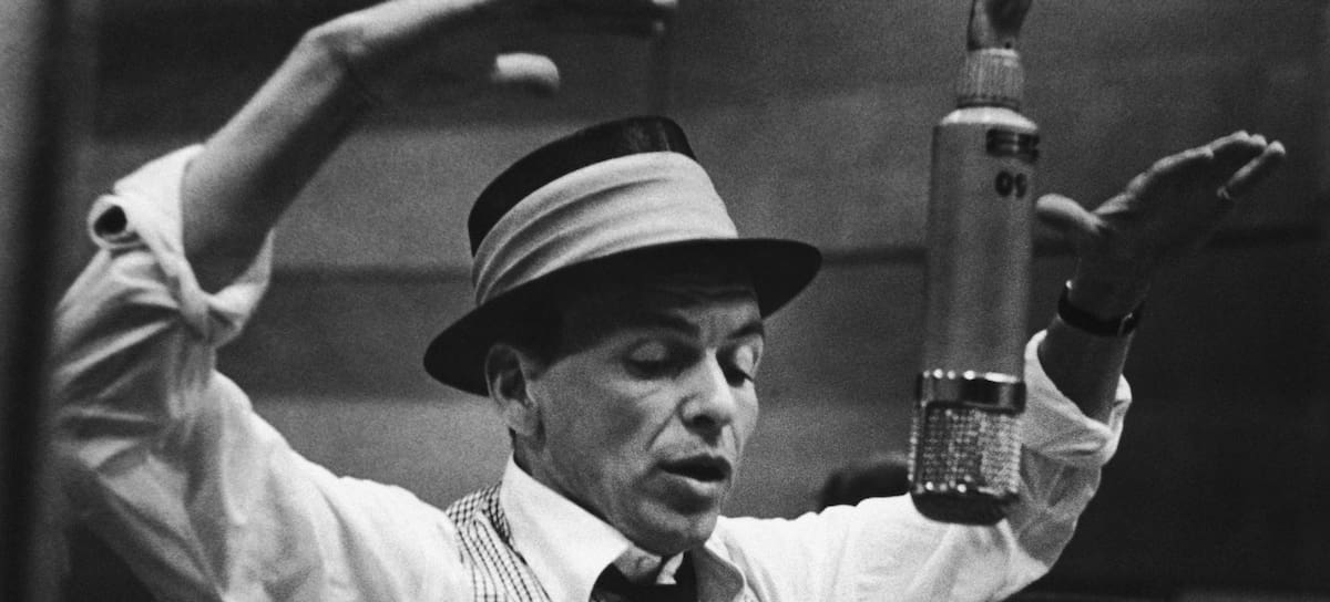 Frank Sinatra durante la grabación de un tema musical en los estudios Capital Records