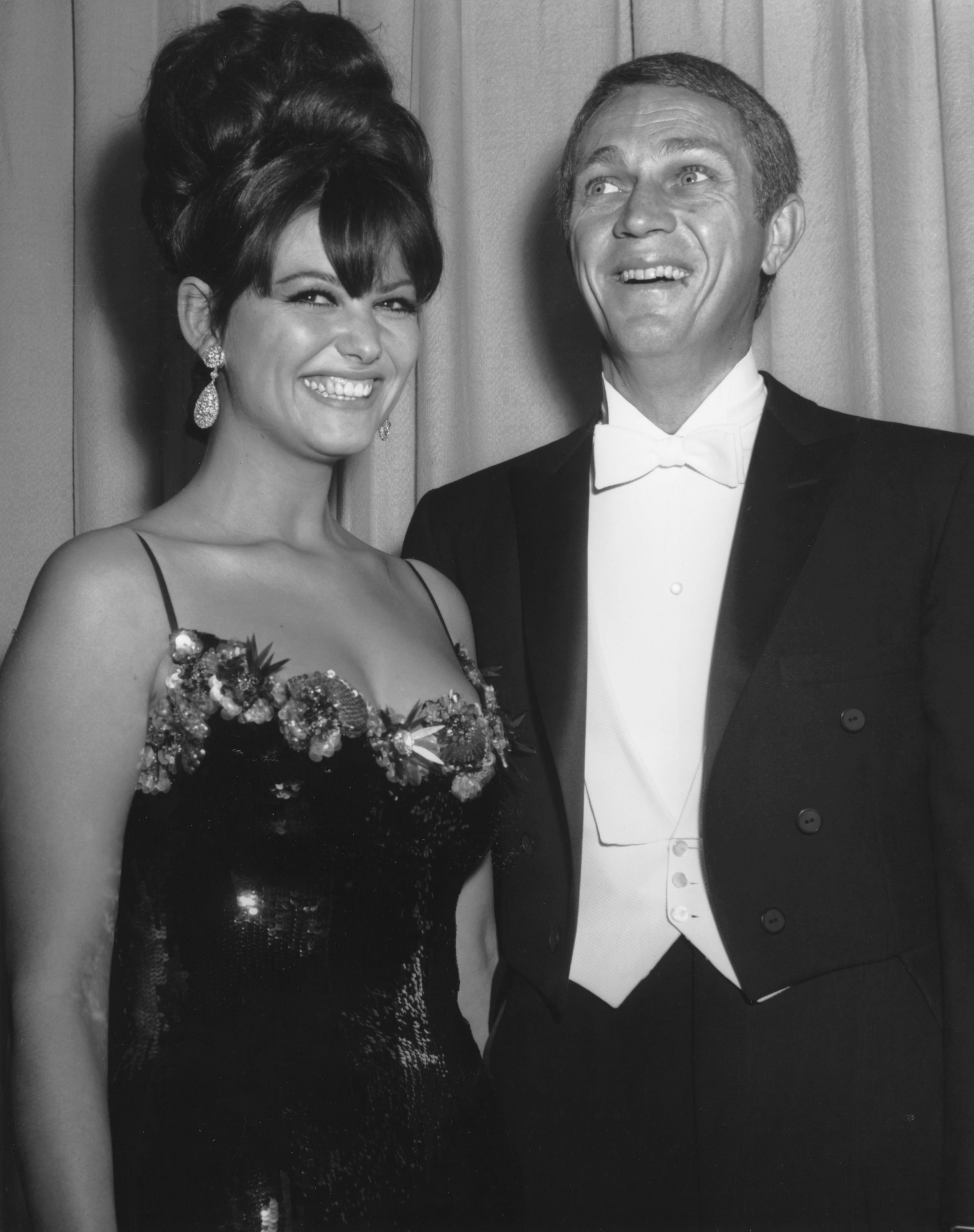 Claudia Cardinale y Steve McQueen, en los Premios de la Academia en 1965.
