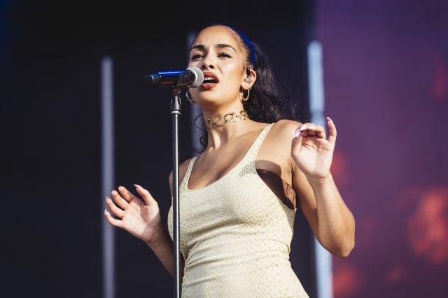 Jorja Smith, a tus pies.