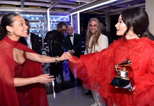 Alicia Keys felicitando a Kacey Musgraves por sus Premios Grammy.