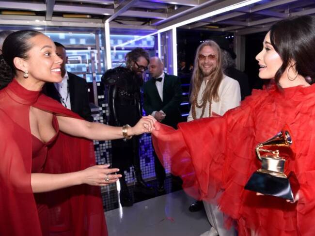 Alicia Keys felicitando a Kacey Musgraves por sus Premios Grammy.