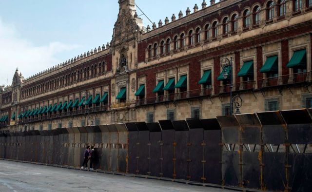 Ponen vallas metálicas afuera del Palacio Nacional