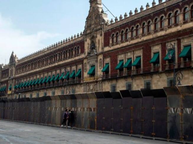 Ponen vallas metálicas afuera del Palacio Nacional