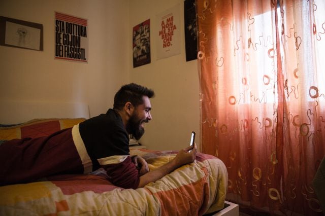 Joven haciendo una videollamada desde una casa.