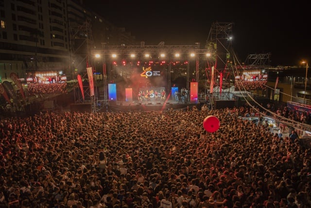 El público disfruta de la música en directo de sus artistas favoritos