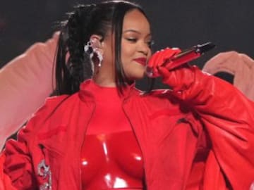 Cosas que no viste del show de Rihanna: Una intérprete de signos estelar y un montaje de escenario brutal