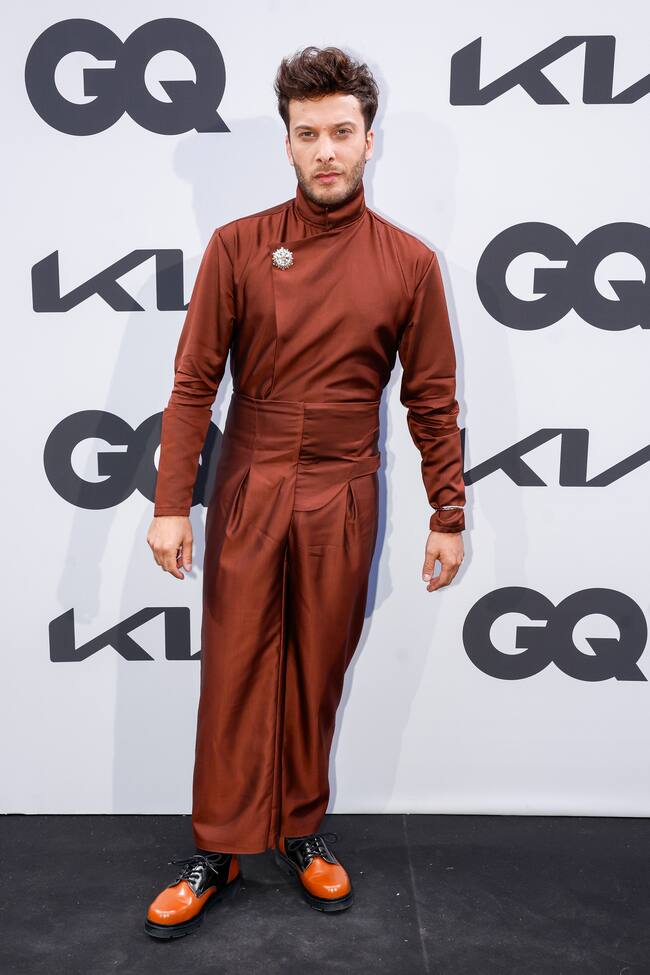 Blas Cantó fue otro que optó por un look monocromático de la mano de un mono en satin en tonos ocres.