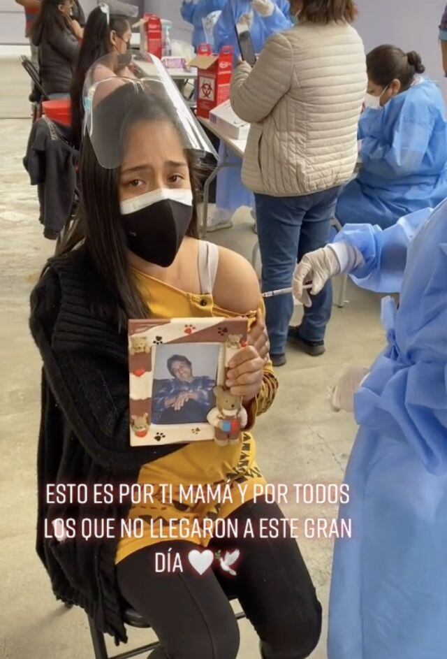 Joven llora al vacunarse, en sus brazos cargaba la foto de su mamá fallecida