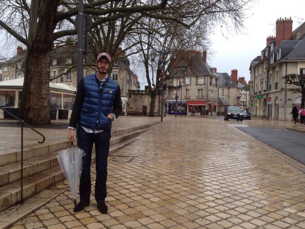 "En Blois, Loire. ¡Con lluvia pero feliz!"