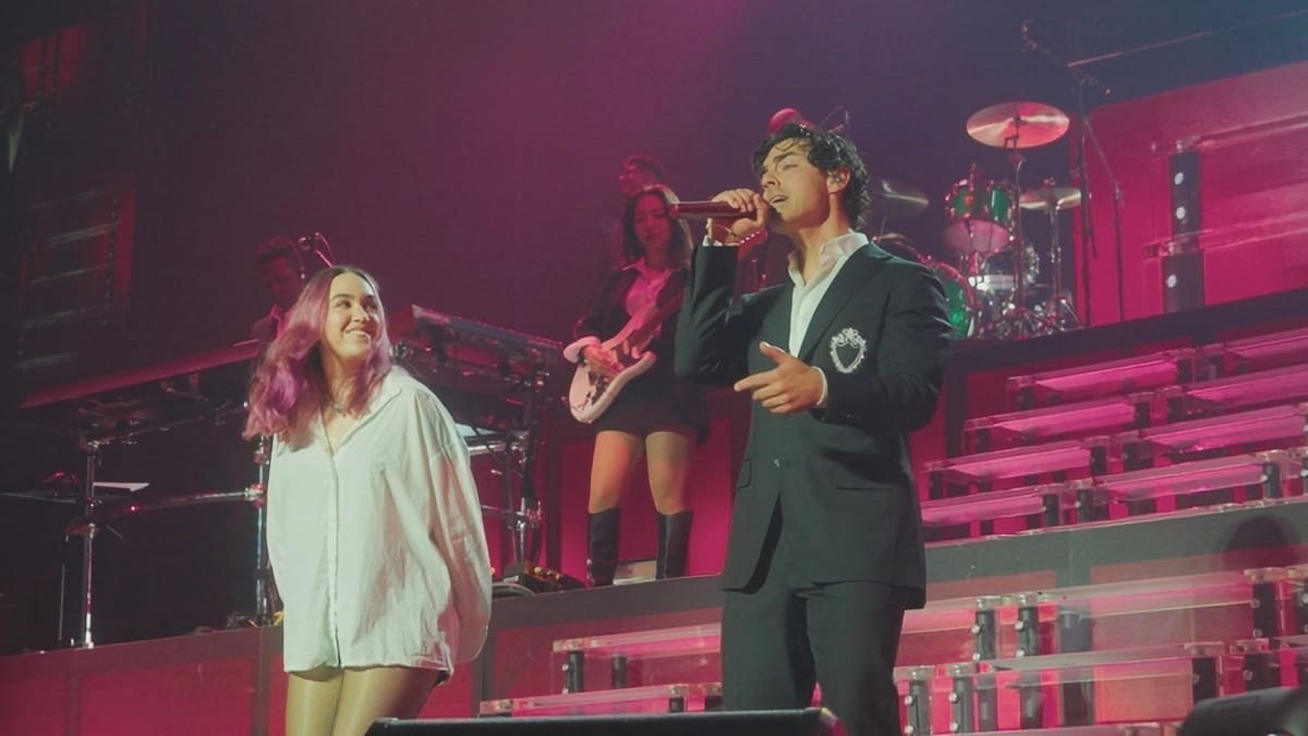 Ela Taubert se une a los Jonas Brothers en Miami para cantar '¿Cómo pasó?' junto a Joe Jonas en 'The Burning Up Tour All Over Again'