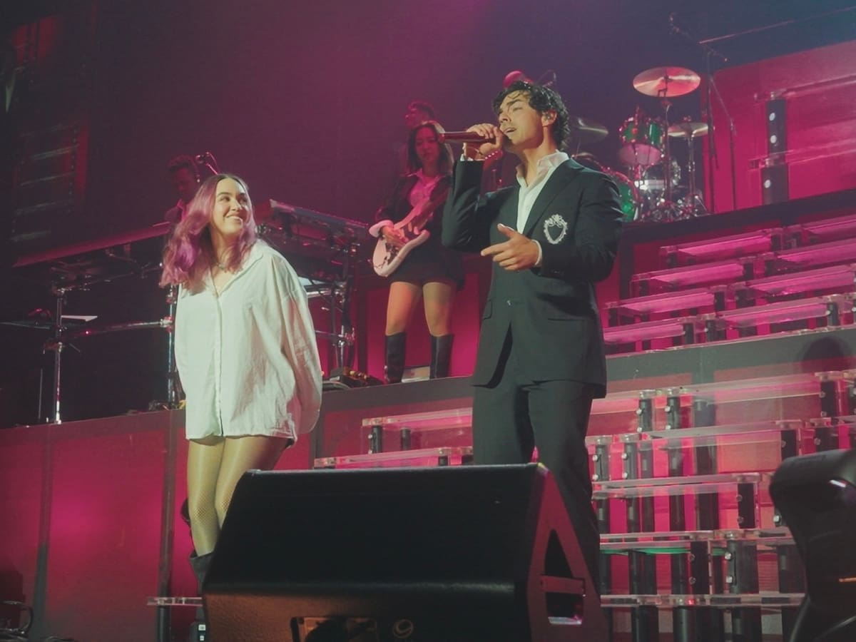 Ela Taubert se une a los Jonas Brothers en Miami para cantar '¿Cómo pasó?' junto a Joe Jonas en 'The Burning Up Tour All Over Again'