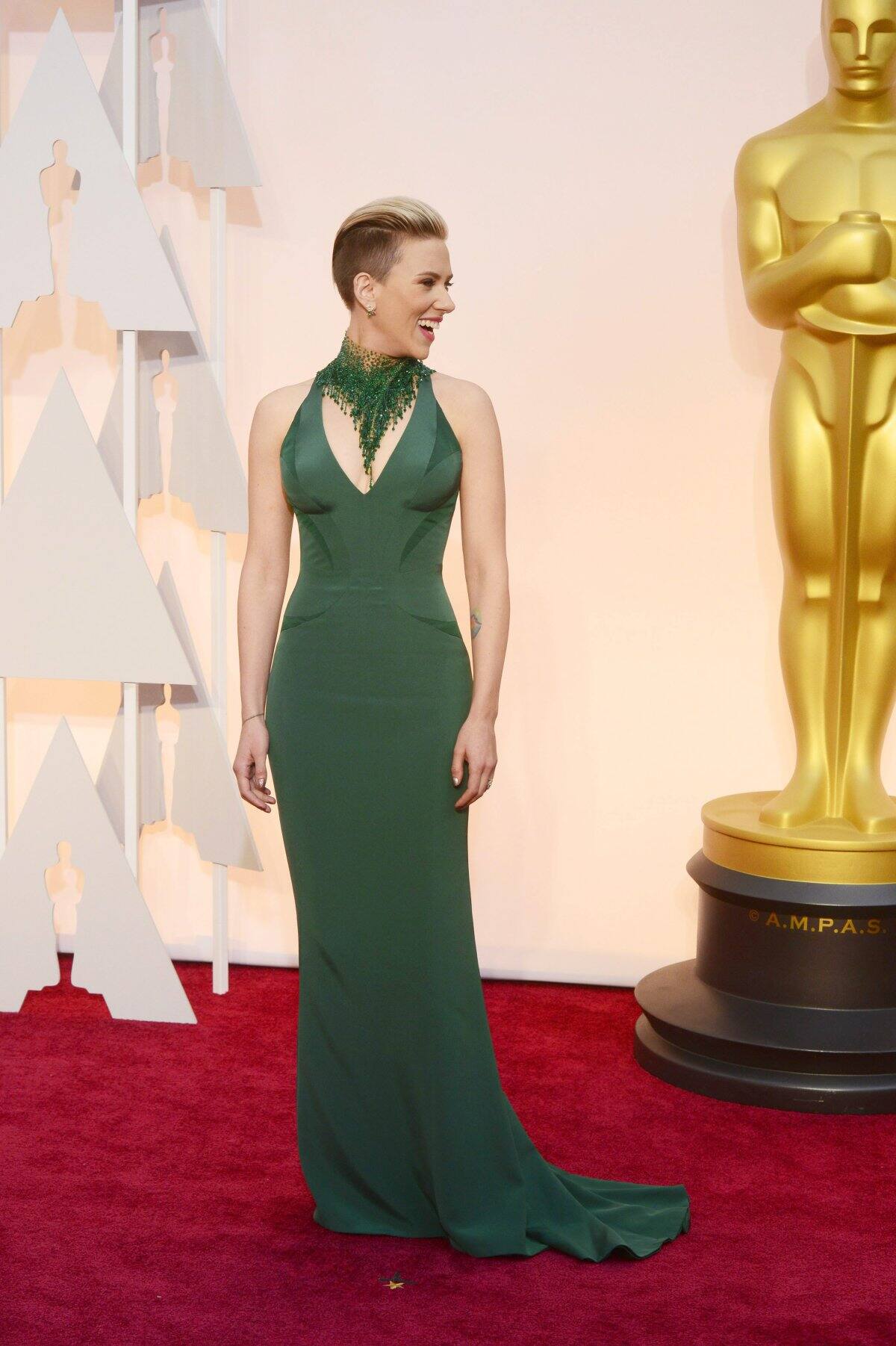 se saliÛ del guiÛn y llevÛ un vestido verde, pero sobre todo un rapado de pelo lateral que no dejÛ indiferente a nadie. EFE/EPA/PAUL BUCK