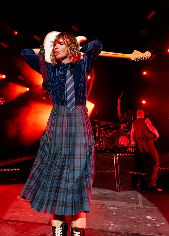 Thomas Raggi, guitarrista de la banda italiana, desafiando su propia anatomía para tocar su instrumento de espaldas.