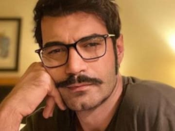 Así es Murat Ünalmıs, el actor de Tierra amarga (Antena 3) que está conquistando al público español