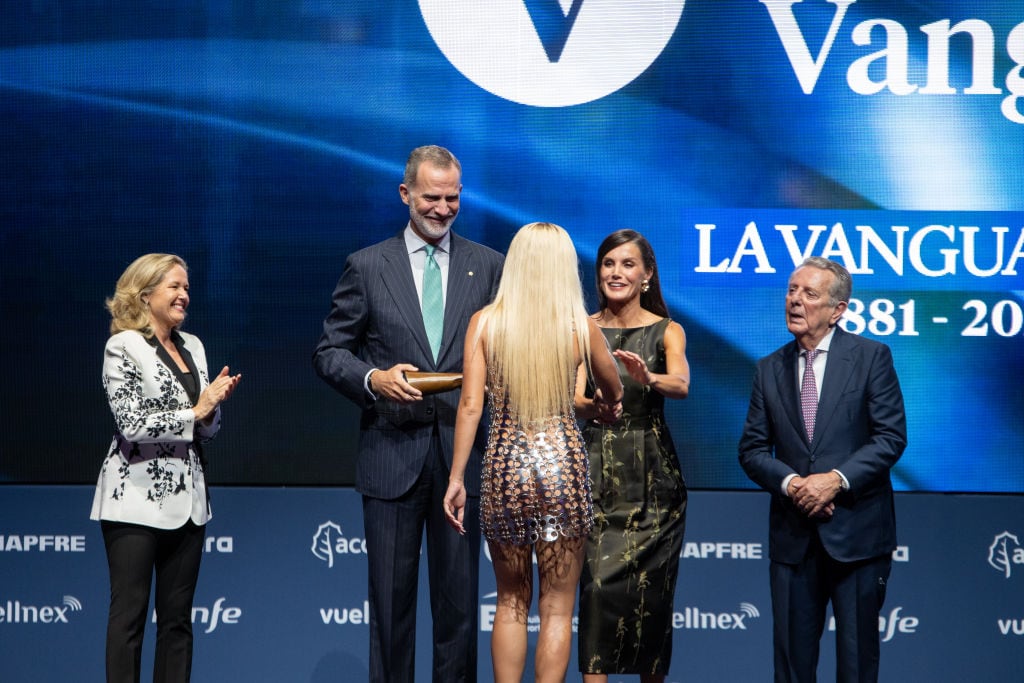 Bad Gyal junto a los reyes Felipe VI y Letizia en los Premios La Vanguardia / Getty Images