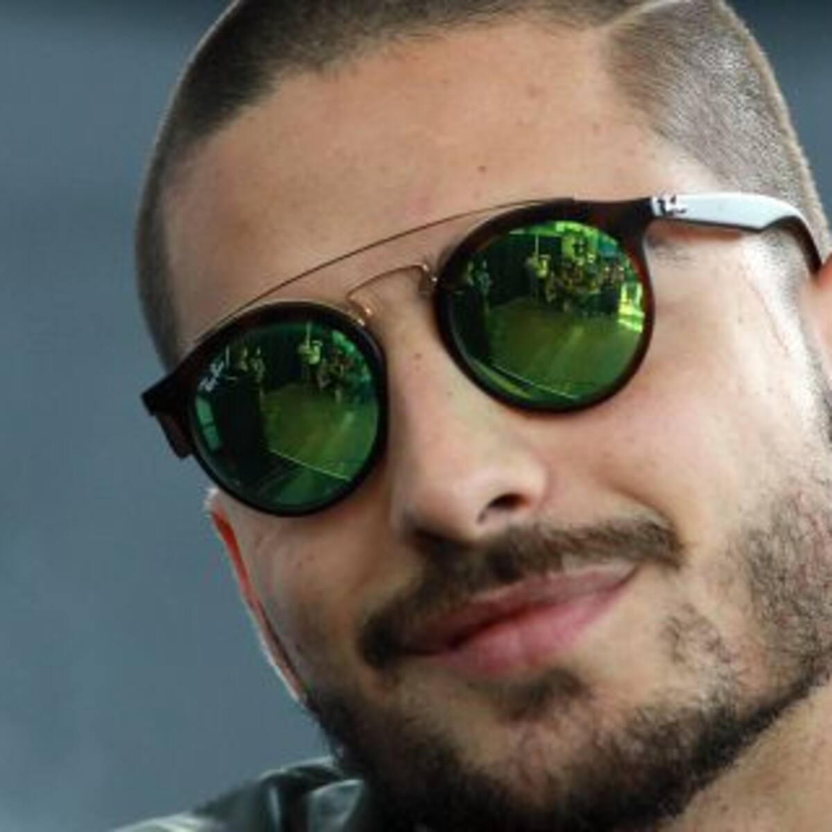 Maluma besa a una fan en un concierto