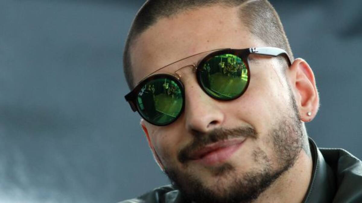 Maluma besa a una fan en un concierto