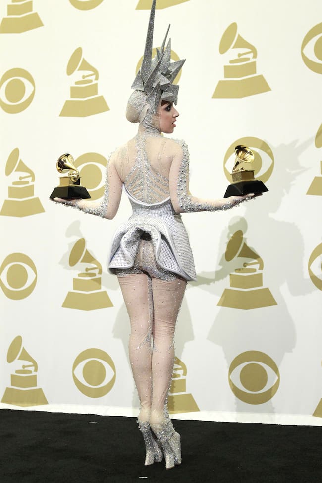 Lady Gaga, competencia de brillos entre su tocado y sus dos primeros gramófonos. / Michael Tran/FilmMagic