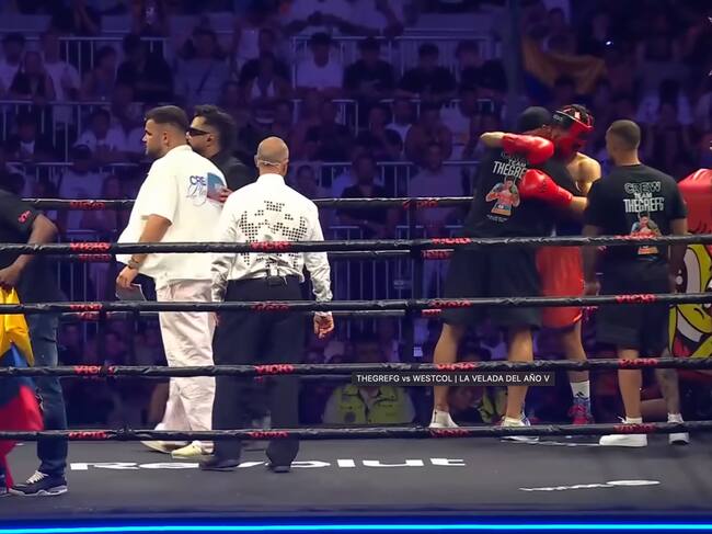 El árbitro de La Velada V de Ibai llevaba en la espalda el Glyph Matrix de Nothing.