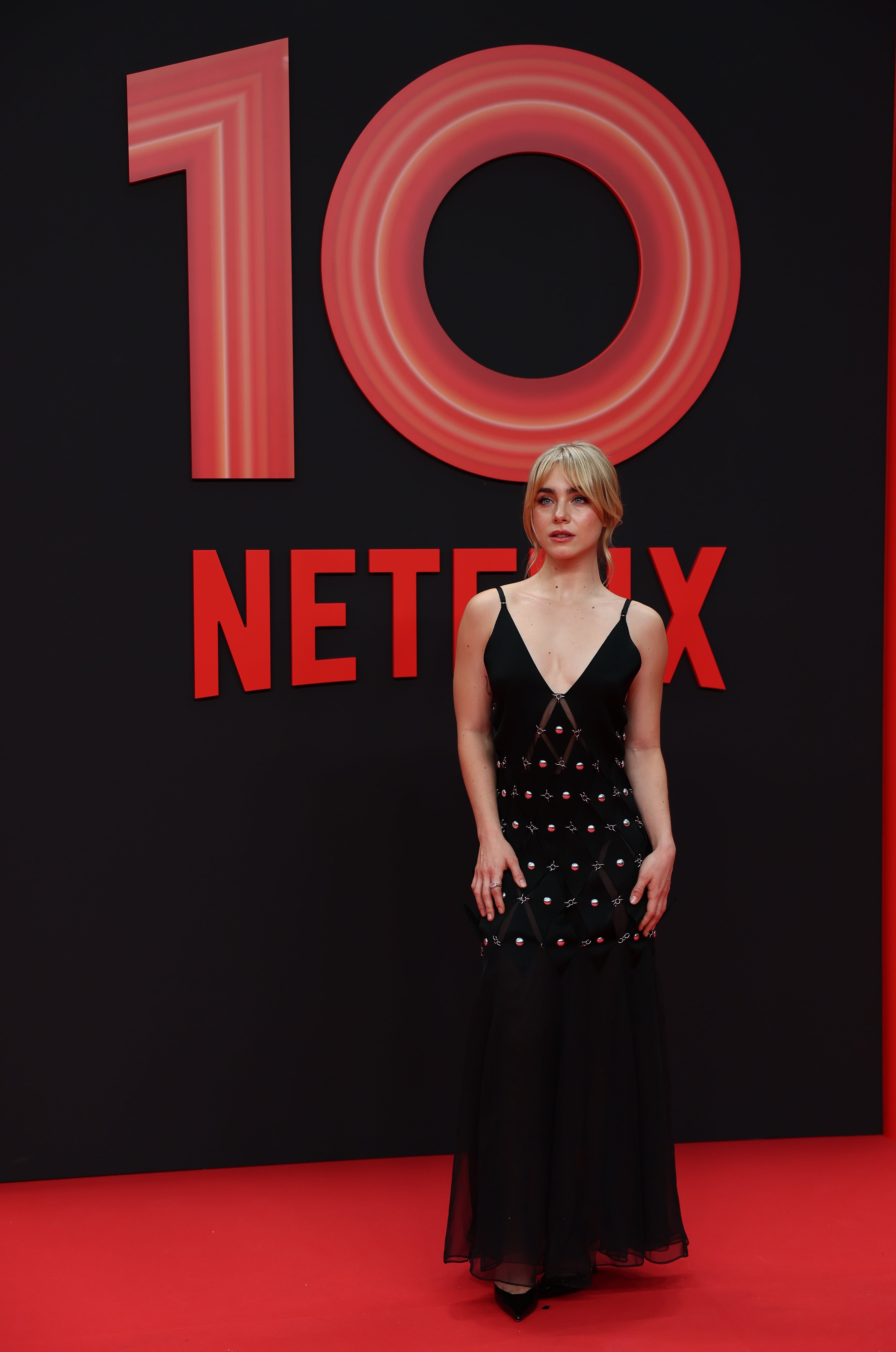 Sin duda, uno de los rostros de Netflix que ha marcado una nueva generación. Clara Galle optaba por un vestido fluído de tirantes y escote en pico en negro.