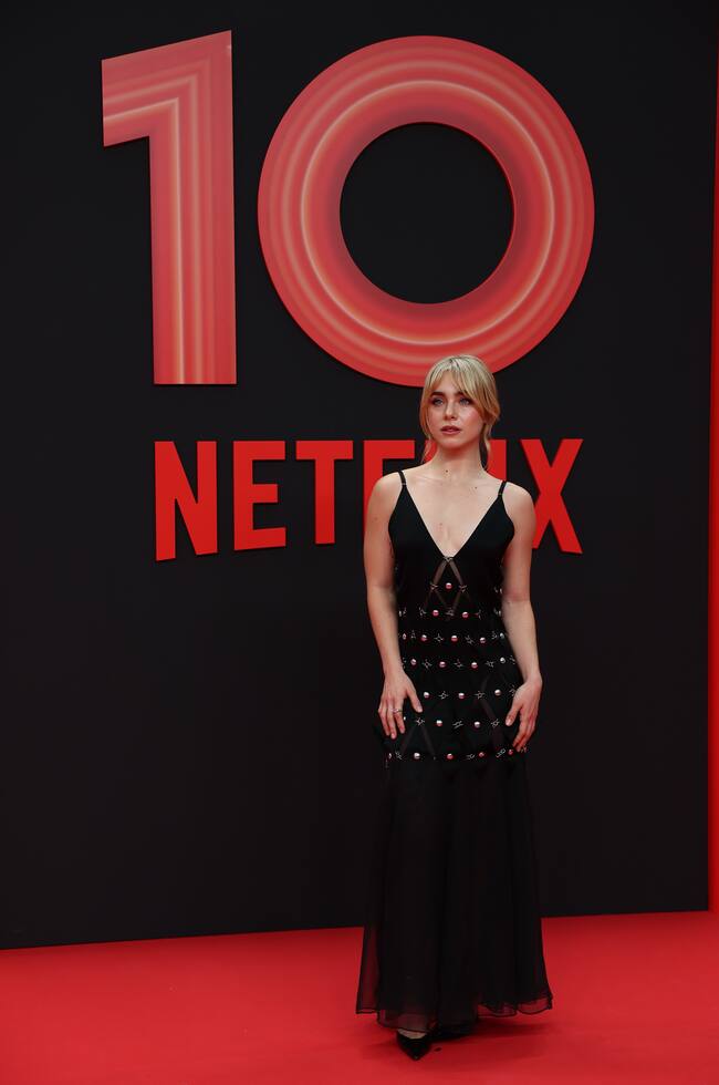 Sin duda, uno de los rostros de Netflix que ha marcado una nueva generación. Clara Galle optaba por un vestido fluído de tirantes y escote en pico en negro.