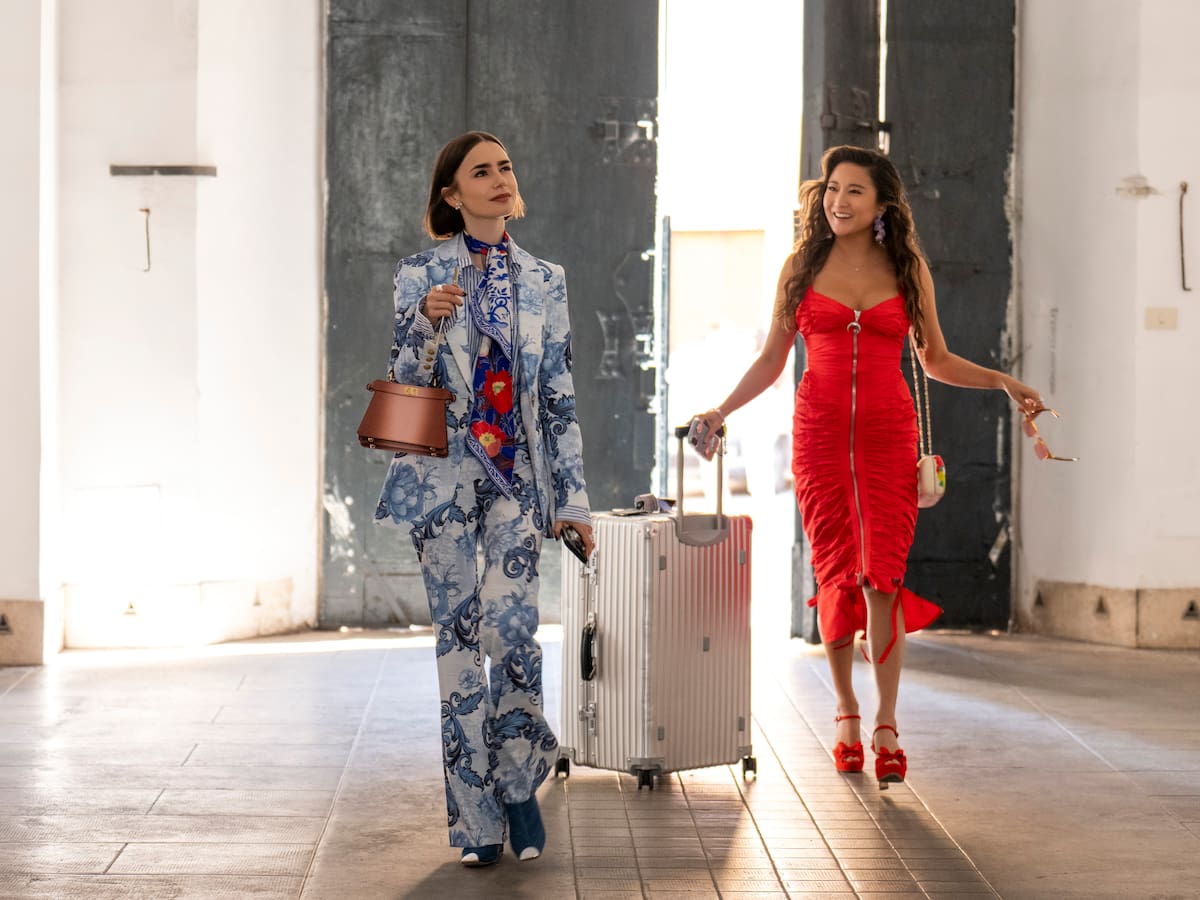 Si te has quedado huérfana tras la última temporada de ‘Emily in París’ tienes que ver estas series en Netflix