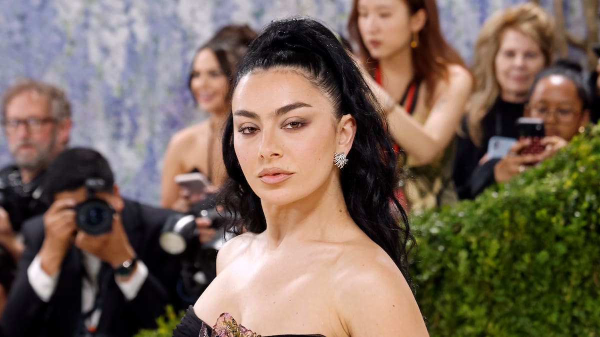 Charli XCX desfila entre la alta costura y el apocalipsis pop en 'SS26'