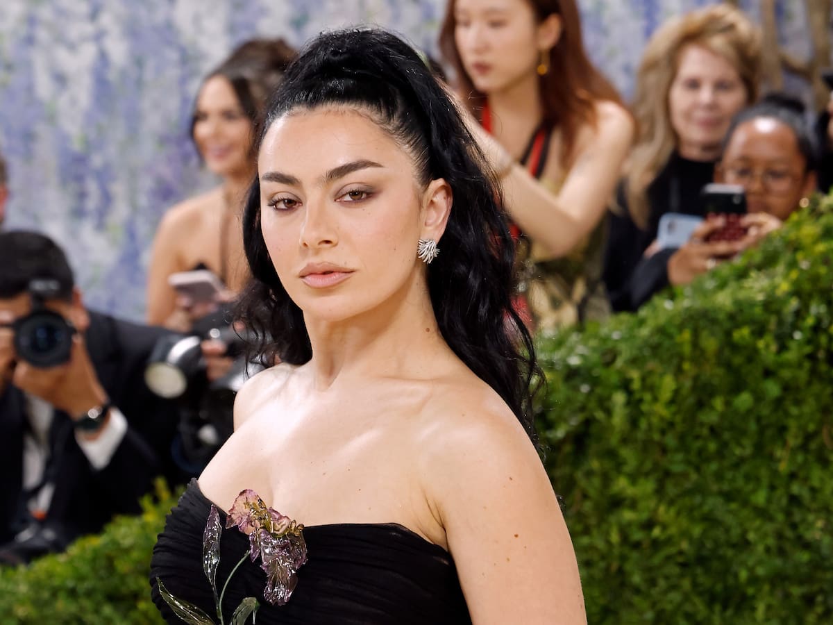 ¿Por qué ha elegido Charli XCX a John Cale, Marc Jacobs y Martin Scorsese como portada de su próximo disco?