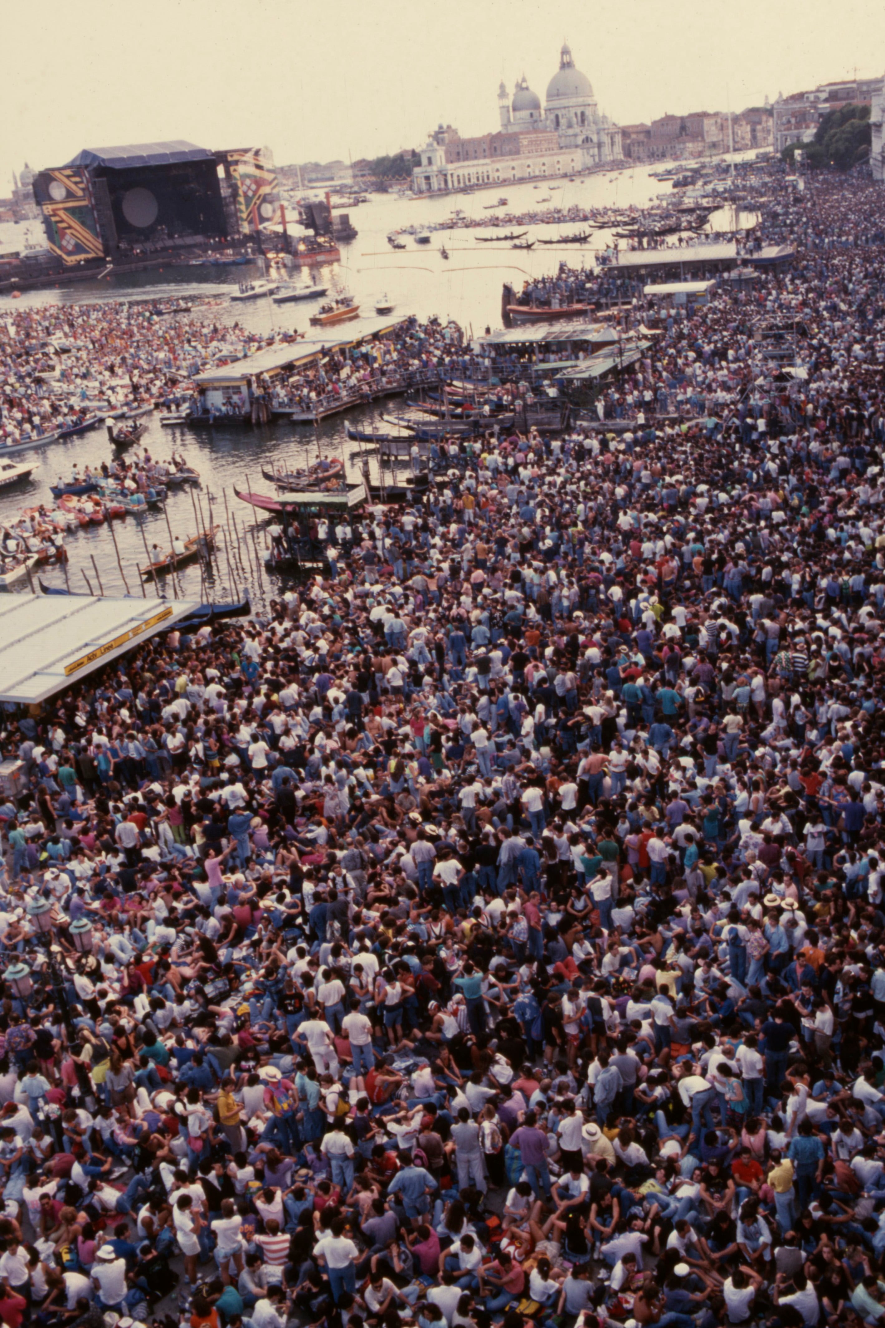 Vista aérea desde el gran hotel Londra del público del concierto de Pink Floyd en Venecia, en 1989. (Photo by Luciano Viti/Getty Images)