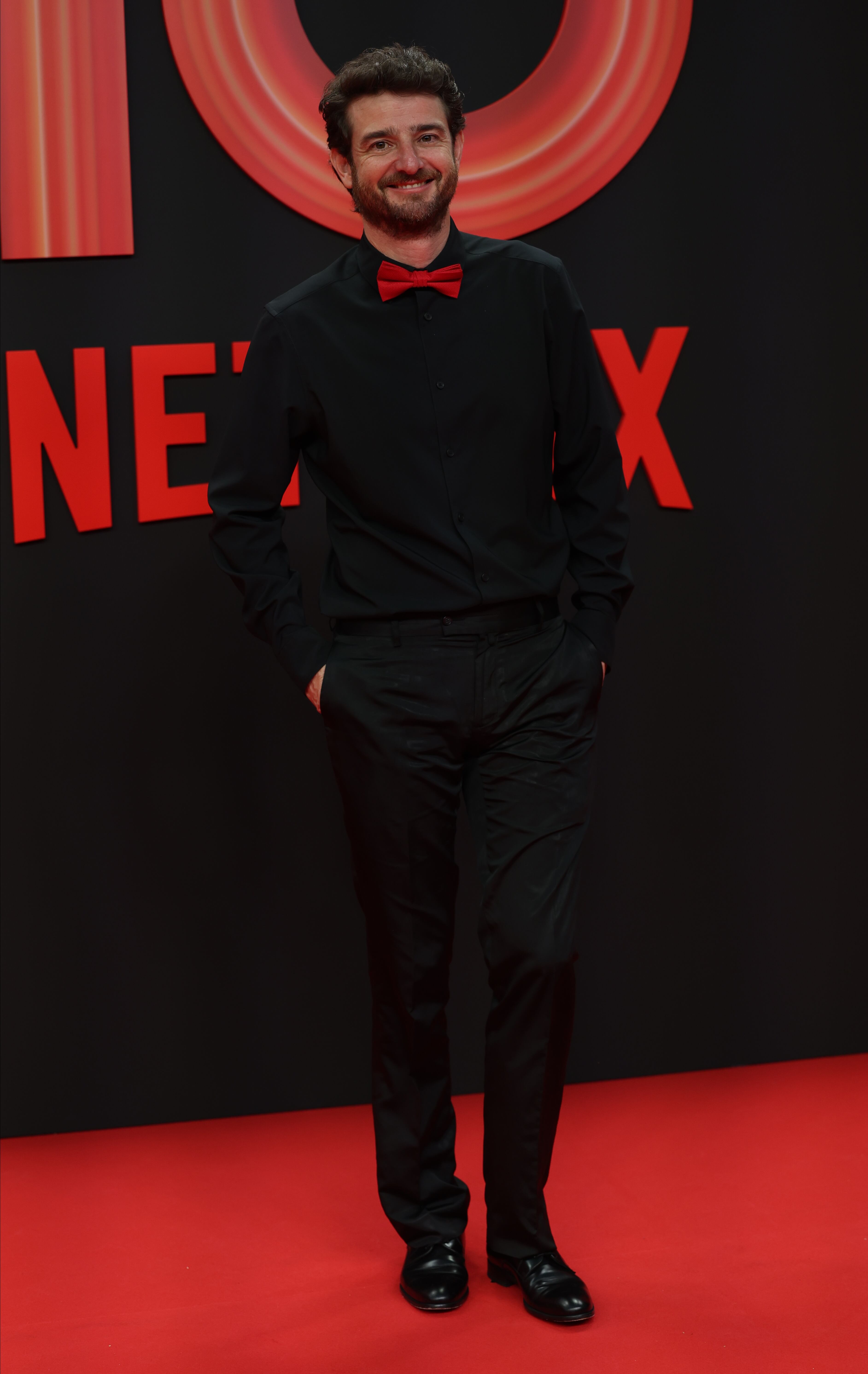 Pantalón y camisa negra con pajarita roja. Gorka Otxoa, estilo personal, ahora que podemos verle en 'Desaparecido'.