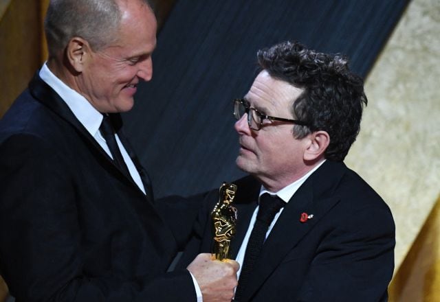 Woody Harrelson entregándole el premio a su amigo Michael J. Fox.