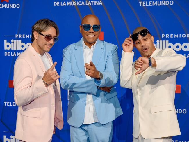 Sí, los chicos de 'El Tiburón' siguen en activo y les hemos visto también estos premios de la música latina. Cada uno optando por un traje de un color veraniego.