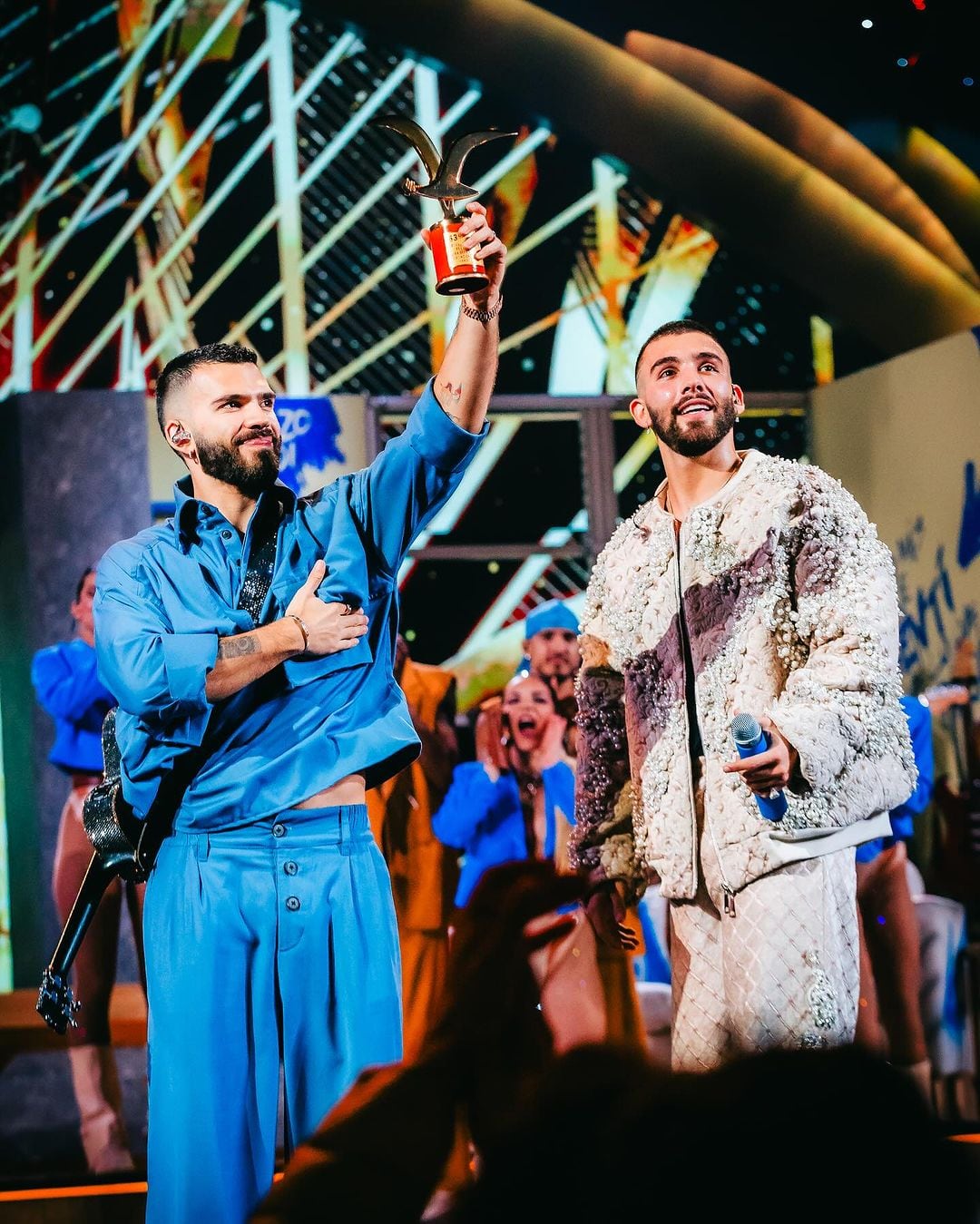 Julián y Manuel reciben las gaviotas de Plata y Oro, dos símbolos del reconocimiento del público y el jurado de Viña del Mar.