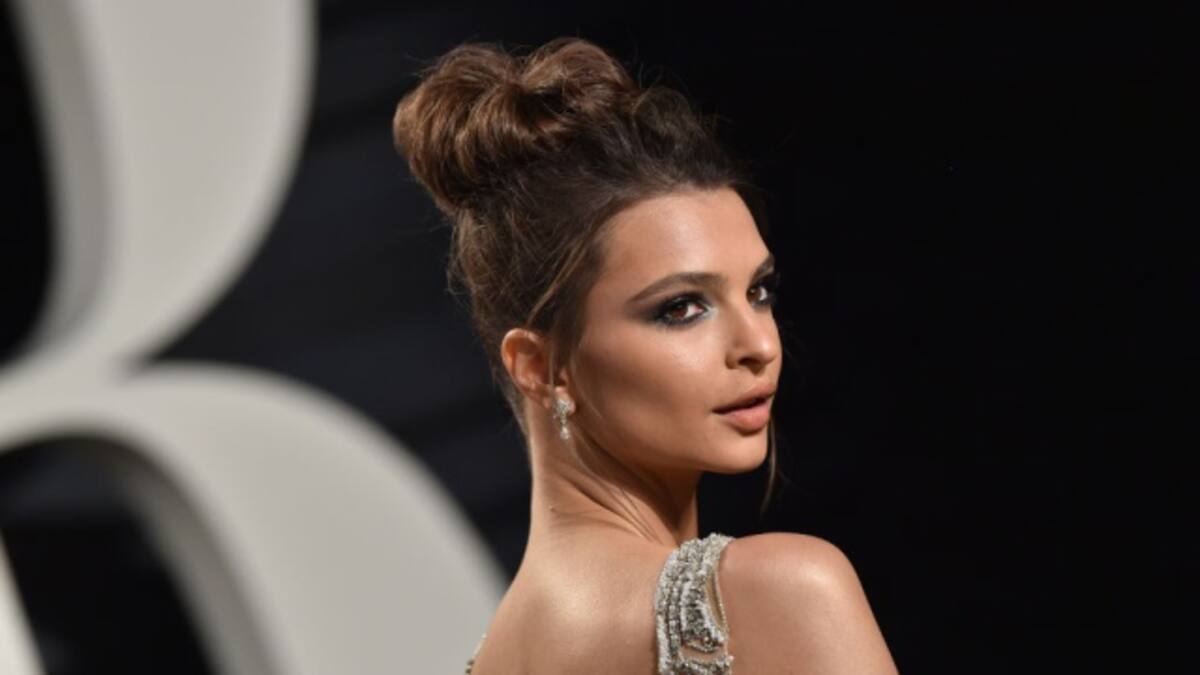 Emily Ratajkowski pasea a su perro en ropa interior