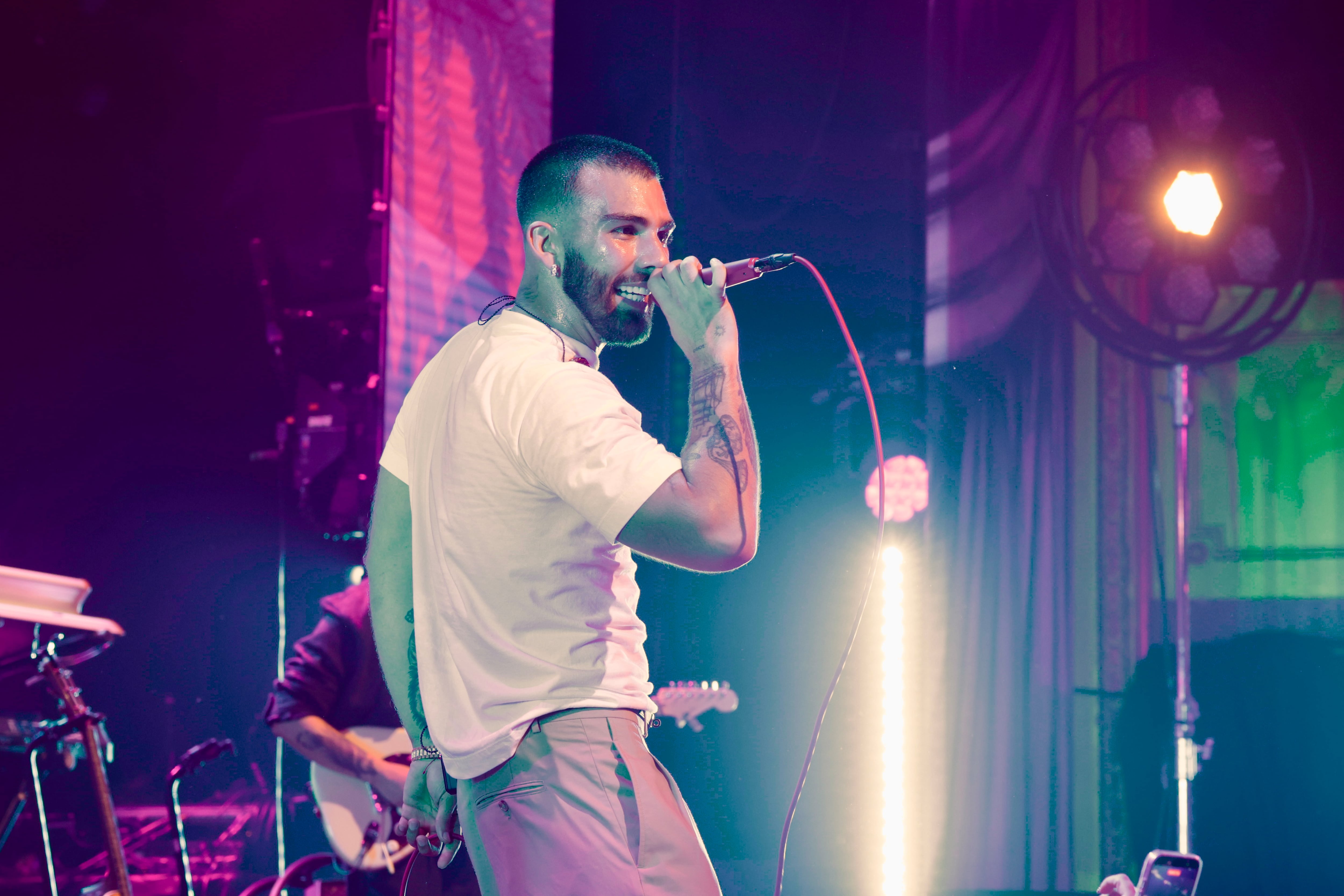 No solo las canciones que han protagonizado su era más reciente fueron las que sonaron este 9 de marzo en el Teatro Eslava.