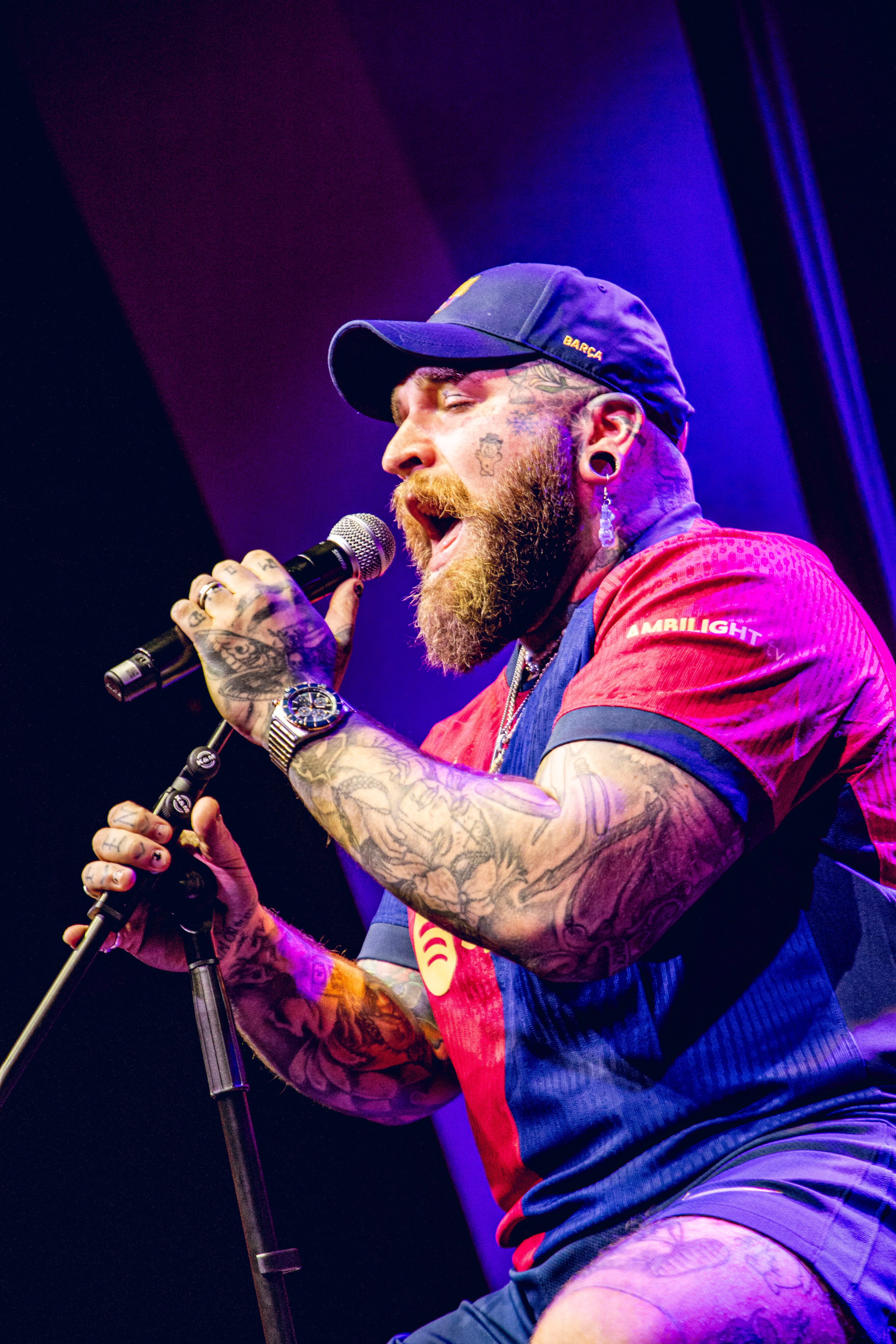 Solo había que estar cerca para notar cómo le vibraba la garganta al entonar sus canciones y disfrutar de su increíble potencia vocal.