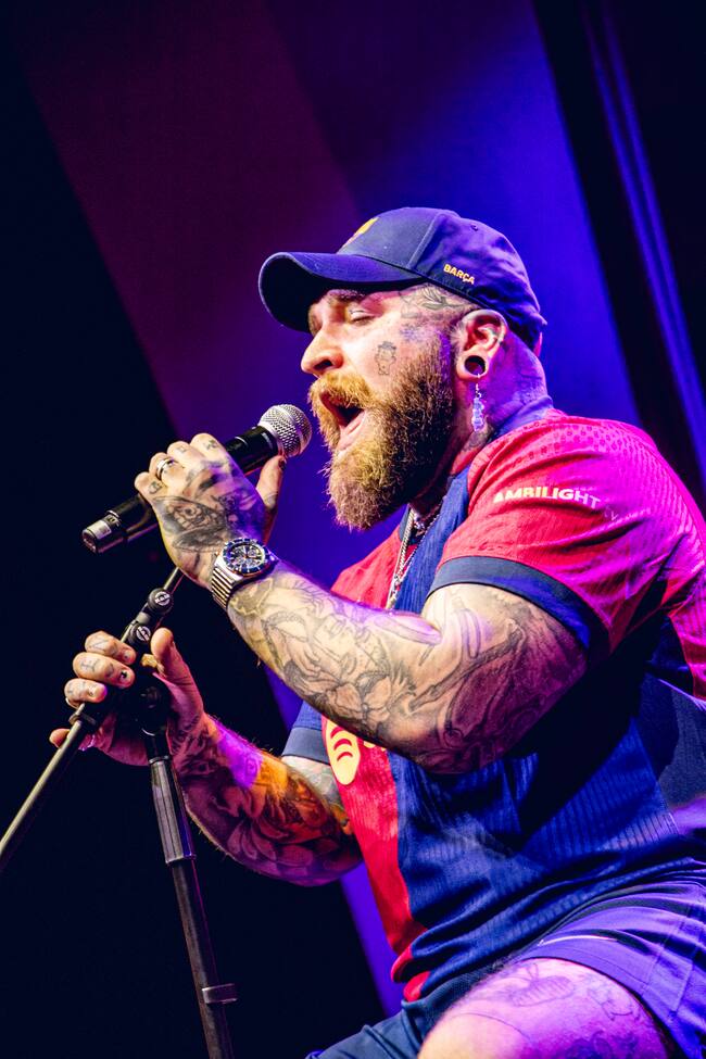 Solo había que estar cerca para notar cómo le vibraba la garganta al entonar sus canciones y disfrutar de su increíble potencia vocal.