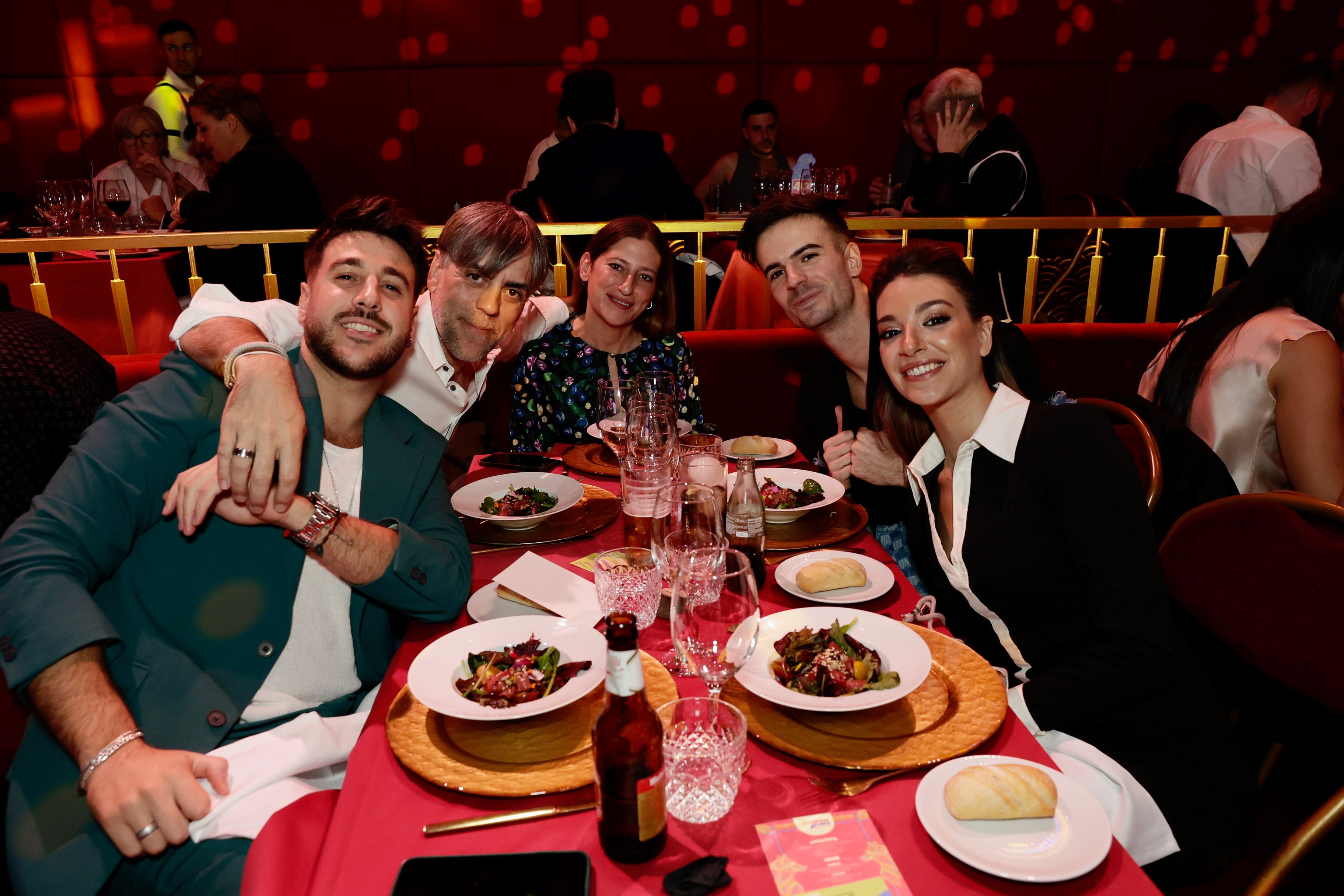 Antonio José, Karin Herrero y Ana Guerra en la cena de nominados de LOS40 Music Awards Santander 2023 / Foto: Jorge París y Elena Buenavista