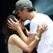 Una fan se le tiró encima a Enrique Iglesias