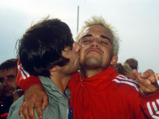 Liam Gallagher y Robbie Williams, en el festival de Glastonbury en 1995.