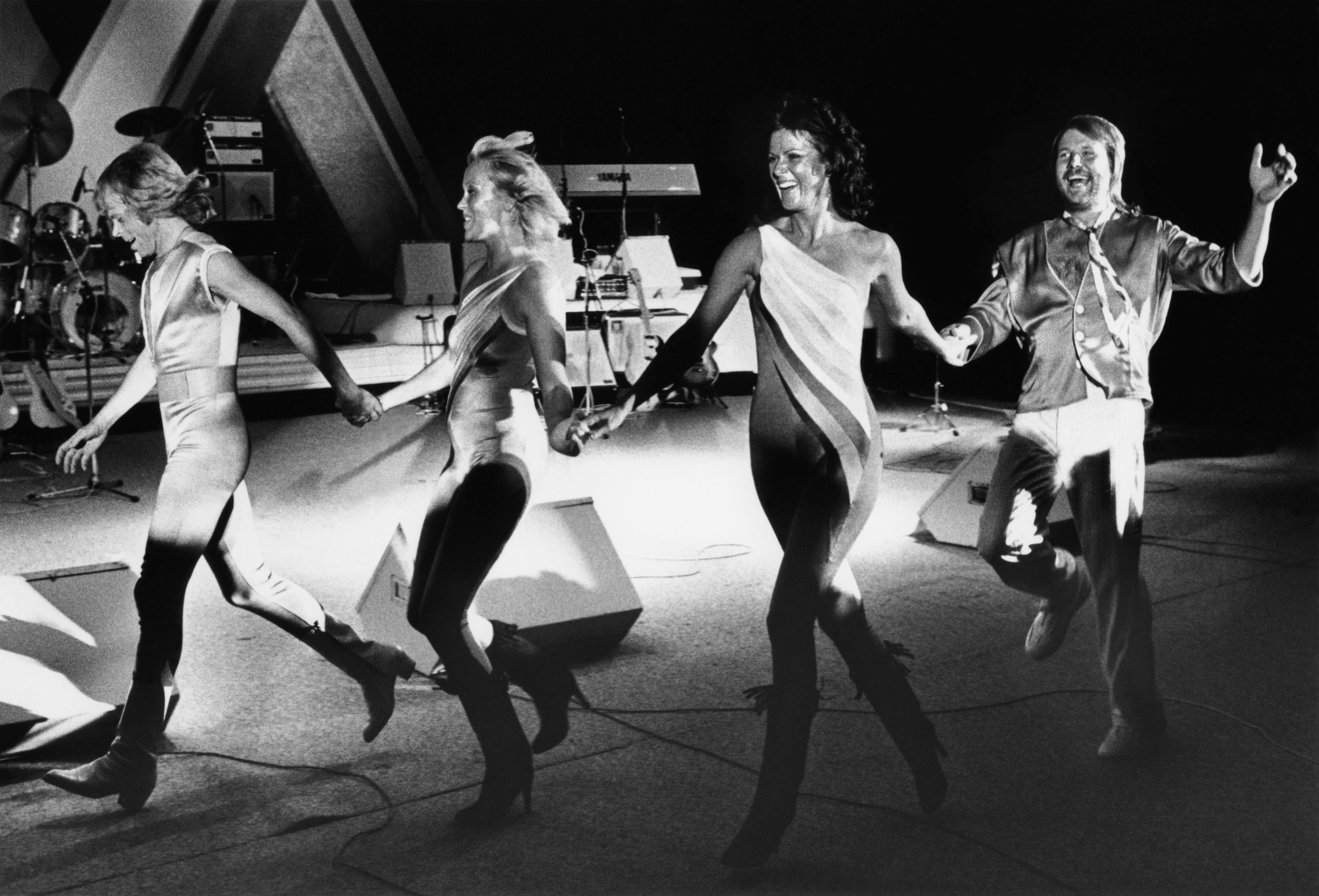 WALNUT CREEK, CA - 1981: Björn Ulvaeus, Agnetha Fältskog, Anni-Frid Lyngstad y Benny Andersson, integrantes del grupo pop ABBA, bailan en el escenario del Concord Pavilion durante un concierto poco común en Walnut Creek, California, en 1981. El grupo sueco fue uno de los grupos pop de mayor éxito comercial de la década de 1970. (Foto de George Rose/Getty Images)