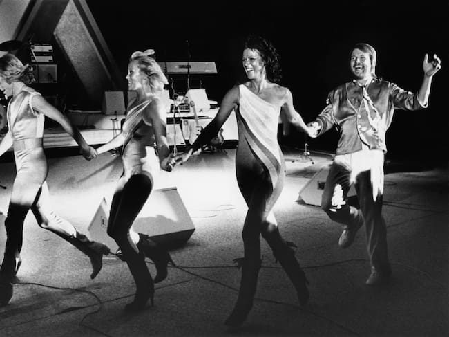 WALNUT CREEK, CA - 1981: Björn Ulvaeus, Agnetha Fältskog, Anni-Frid Lyngstad y Benny Andersson, integrantes del grupo pop ABBA, bailan en el escenario del Concord Pavilion durante un concierto poco común en Walnut Creek, California, en 1981. El grupo sueco fue uno de los grupos pop de mayor éxito comercial de la década de 1970. (Foto de George Rose/Getty Images)