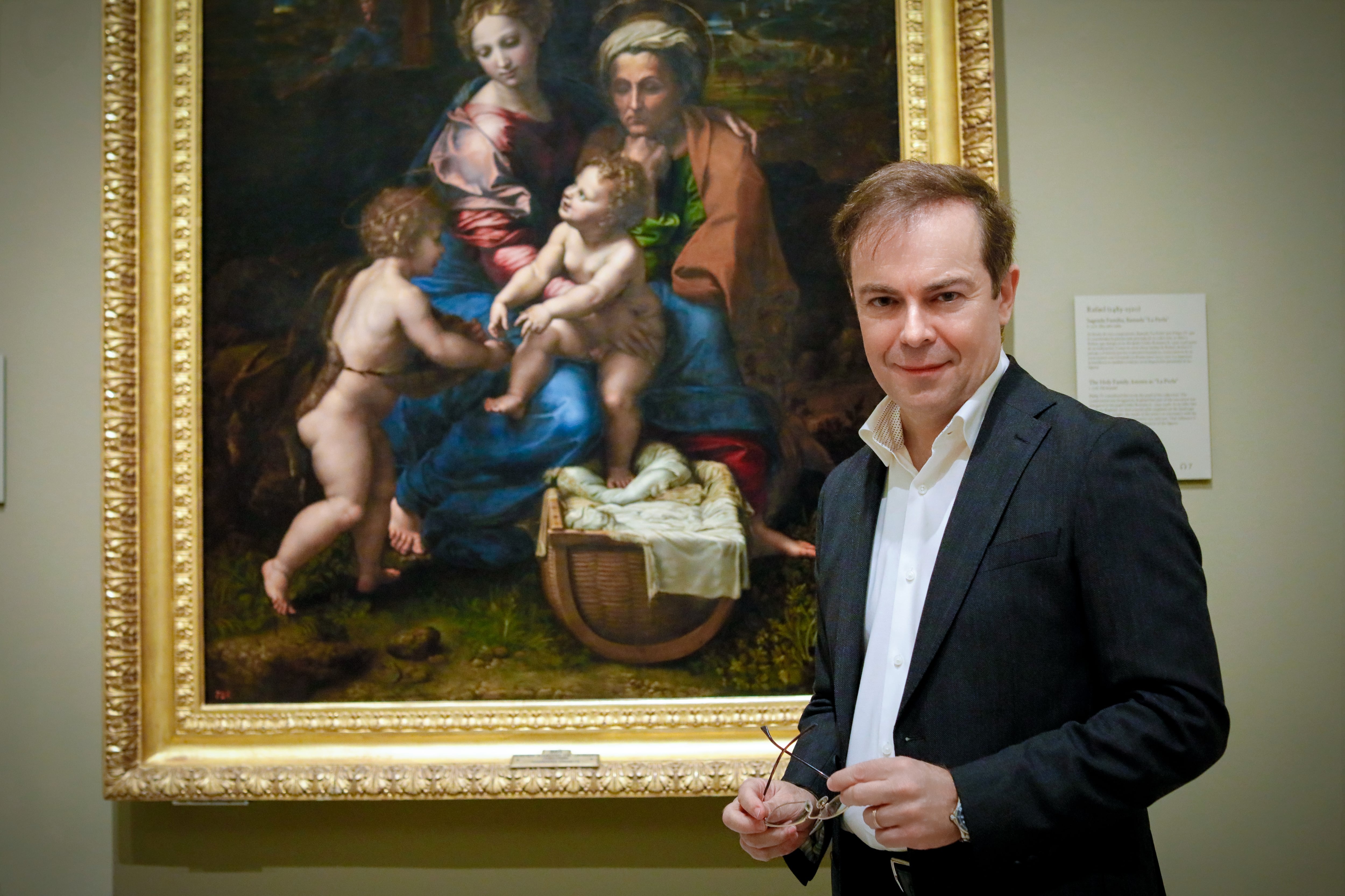 Javier Sierra, en el Museo de El Prado, junto a La Perla de Rafael.