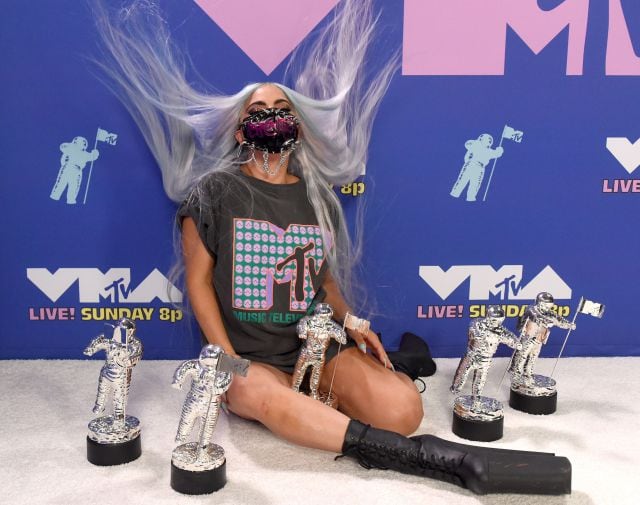 Lady Gaga luciendo una de sus originales mascarillas durante los MTV VMAs 2020.